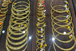 So sánh giá vàng hôm nay 19/11: Vàng SJC rời mốc 62 triệu đồng/lượng