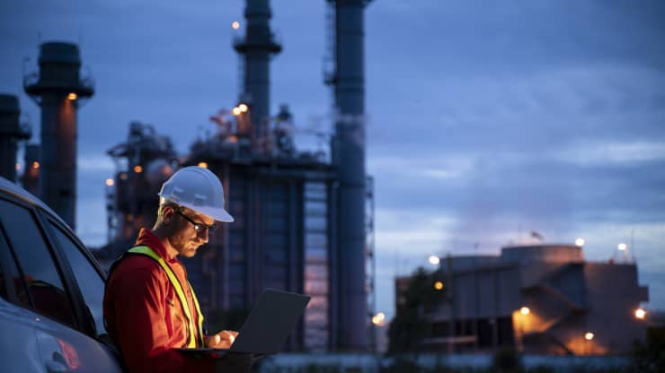 Giá xăng dầu hôm nay 20/11: Giá dầu tiếp tục giảm mạnh gần 4% - Ảnh 1. Giá xăng dầu hôm nay 20/11: Giá dầu tiếp tục giảm mạnh gần 4% - Ảnh 1.