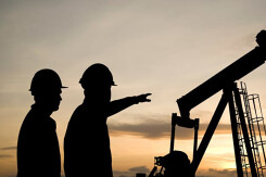 Giá xăng dầu hôm nay 23/11: Giá dầu tiếp tục giảm do dư thừa nguồn cung