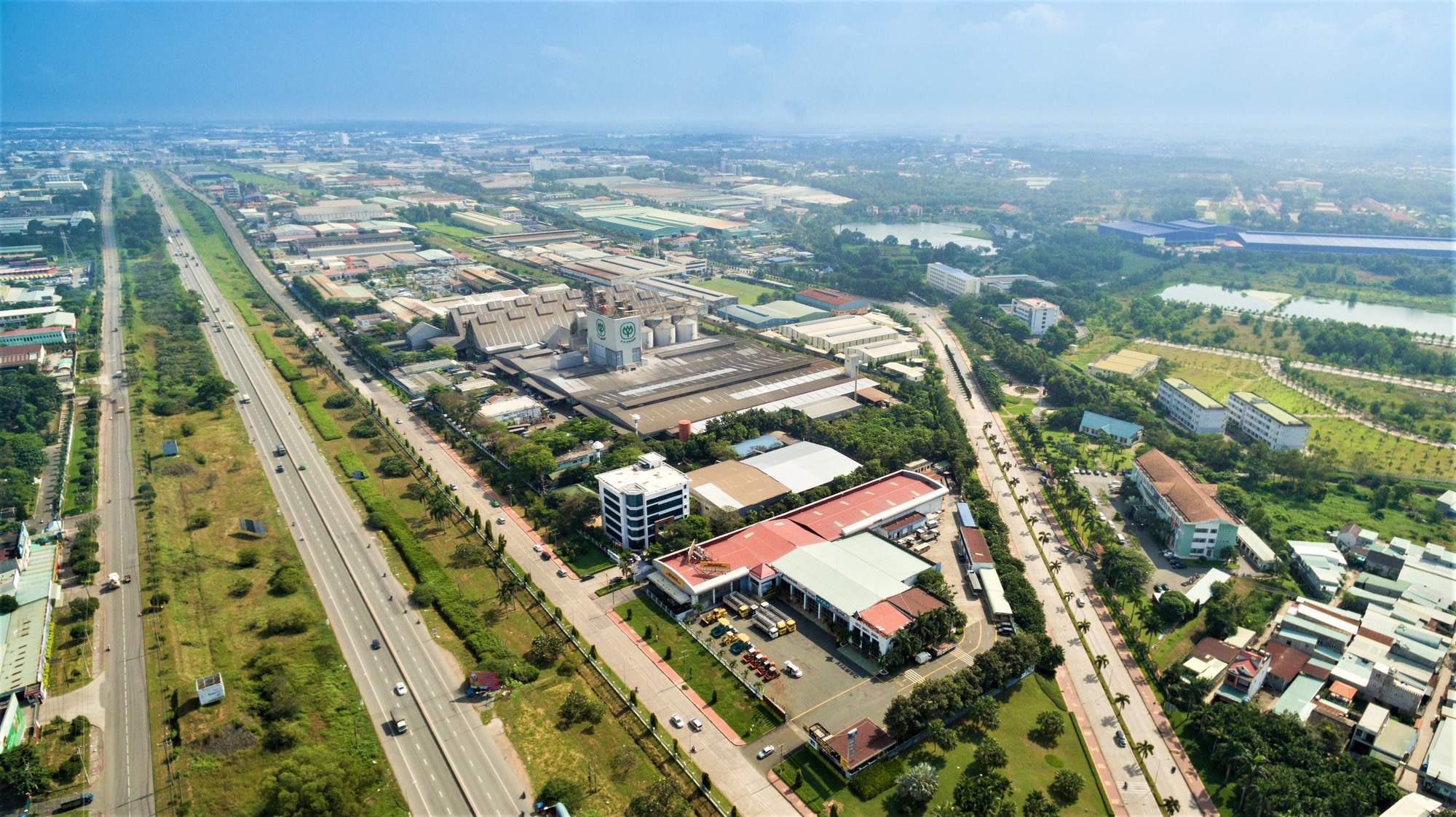 Vốn FDI chảy đều xuyên dịch, các tỉnh chạy đua 'dọn tổ đón đại bàng' - Ảnh 1. Vốn FDI chảy đều xuyên dịch, các tỉnh chạy đua 'dọn tổ đón đại bàng' - Ảnh 1.
