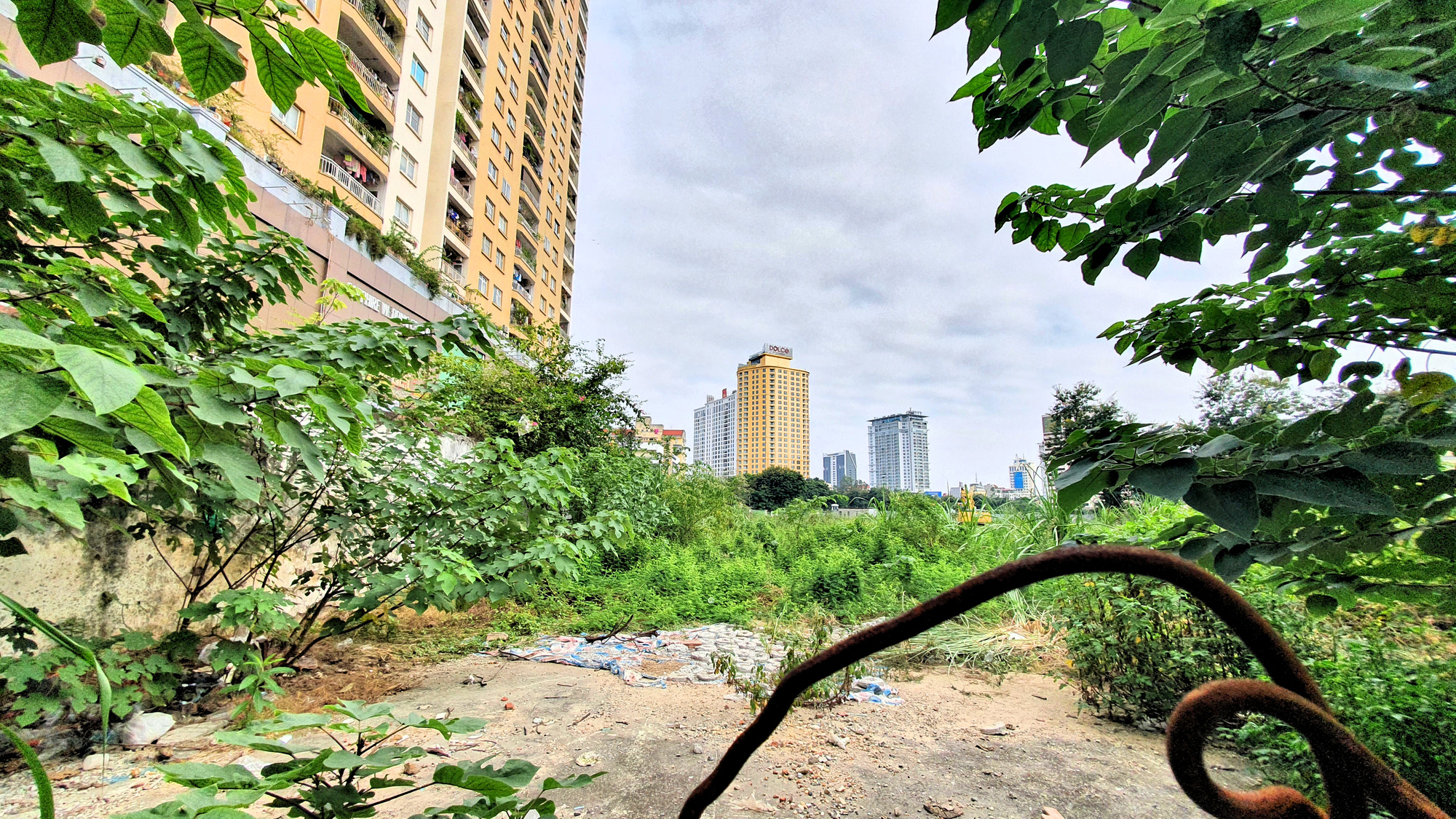 'Ngủ quên' hơn thập kỷ, dự án cao 18 tầng ven hồ Giảng Võ rục rịch tái khởi động? - Ảnh 5. 'Ngủ quên' hơn thập kỷ, dự án cao 18 tầng ven hồ Giảng Võ rục rịch tái khởi động? - Ảnh 5.