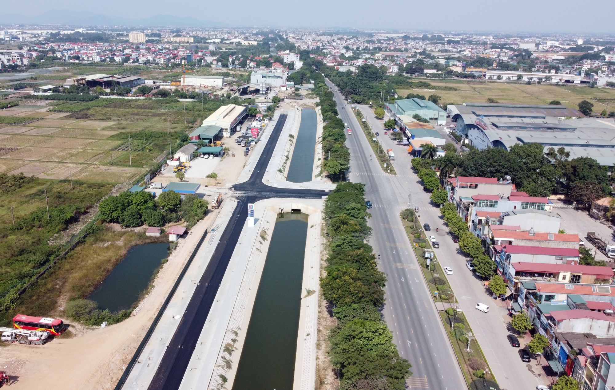 Toàn cảnh tuyến đường gom và kè sông đào Nguyên Khê trị giá 750 tỷ đồng đang mở ở Đông Anh, Hà Nội - Ảnh 1. Toàn cảnh tuyến đường gom và kè sông đào Nguyên Khê trị giá 750 tỷ đồng đang mở ở Đông Anh, Hà Nội - Ảnh 1.