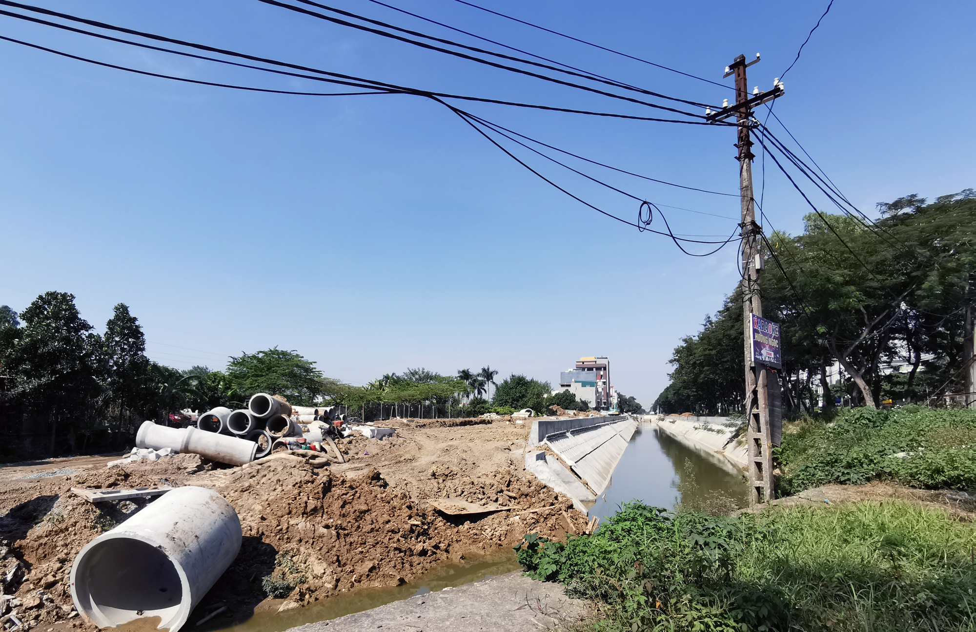 Toàn cảnh tuyến đường gom và kè sông đào Nguyên Khê trị giá 750 tỷ đồng đang mở ở Đông Anh, Hà Nội - Ảnh 12. Toàn cảnh tuyến đường gom và kè sông đào Nguyên Khê trị giá 750 tỷ đồng đang mở ở Đông Anh, Hà Nội - Ảnh 12.