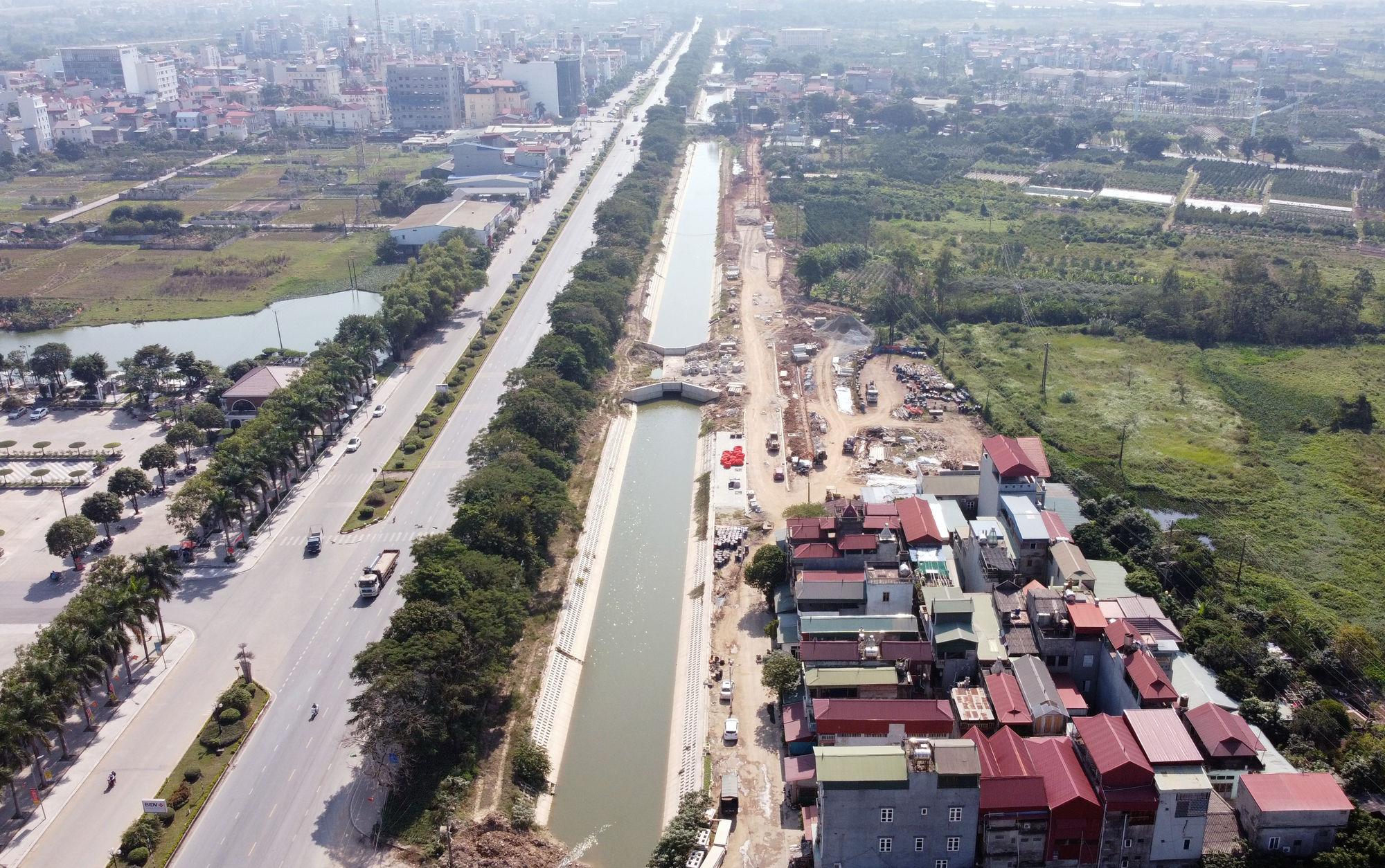 Toàn cảnh tuyến đường gom và kè sông đào Nguyên Khê trị giá 750 tỷ đồng đang mở ở Đông Anh, Hà Nội - Ảnh 2. Toàn cảnh tuyến đường gom và kè sông đào Nguyên Khê trị giá 750 tỷ đồng đang mở ở Đông Anh, Hà Nội - Ảnh 2.