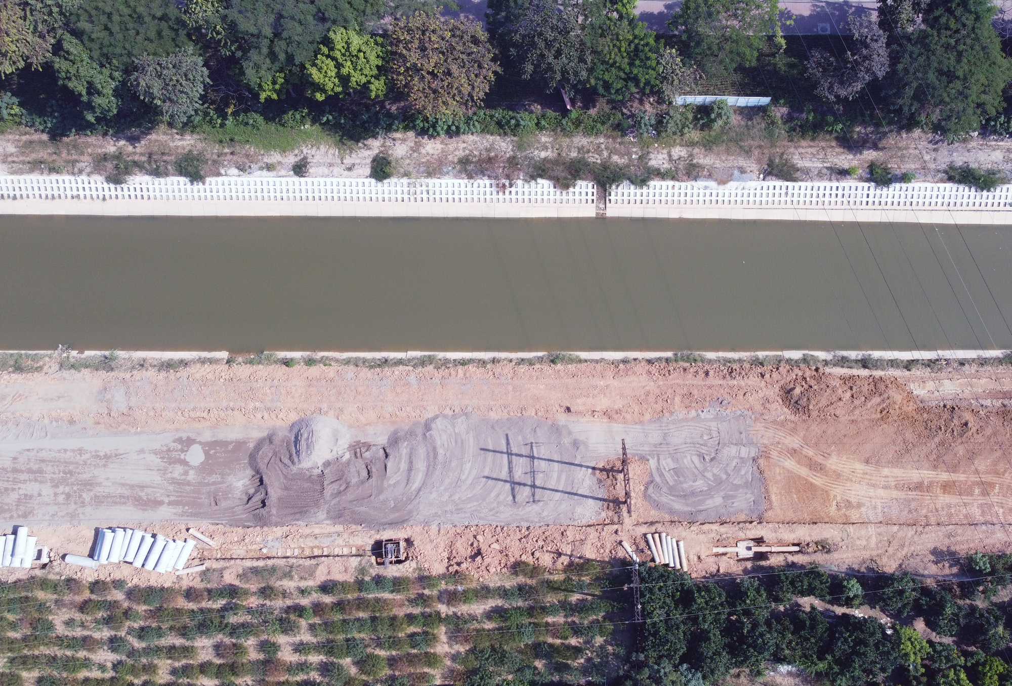 Toàn cảnh tuyến đường gom và kè sông đào Nguyên Khê trị giá 750 tỷ đồng đang mở ở Đông Anh, Hà Nội - Ảnh 4. Toàn cảnh tuyến đường gom và kè sông đào Nguyên Khê trị giá 750 tỷ đồng đang mở ở Đông Anh, Hà Nội - Ảnh 4.