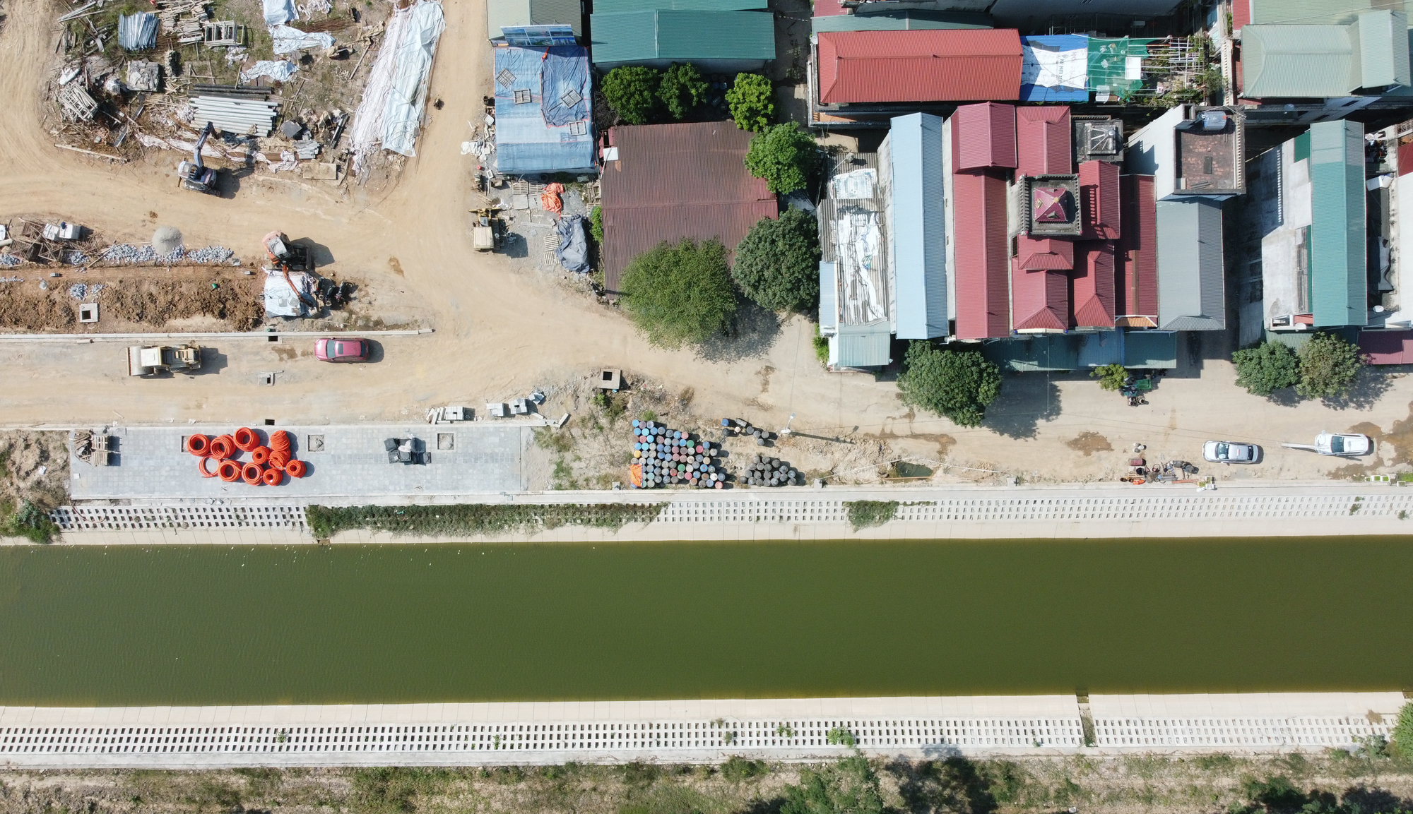 Toàn cảnh tuyến đường gom và kè sông đào Nguyên Khê trị giá 750 tỷ đồng đang mở ở Đông Anh, Hà Nội - Ảnh 6. Toàn cảnh tuyến đường gom và kè sông đào Nguyên Khê trị giá 750 tỷ đồng đang mở ở Đông Anh, Hà Nội - Ảnh 6.