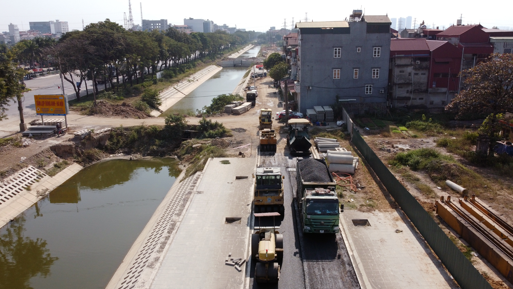 Toàn cảnh tuyến đường gom và kè sông đào Nguyên Khê trị giá 750 tỷ đồng đang mở ở Đông Anh, Hà Nội - Ảnh 7. Toàn cảnh tuyến đường gom và kè sông đào Nguyên Khê trị giá 750 tỷ đồng đang mở ở Đông Anh, Hà Nội - Ảnh 7.