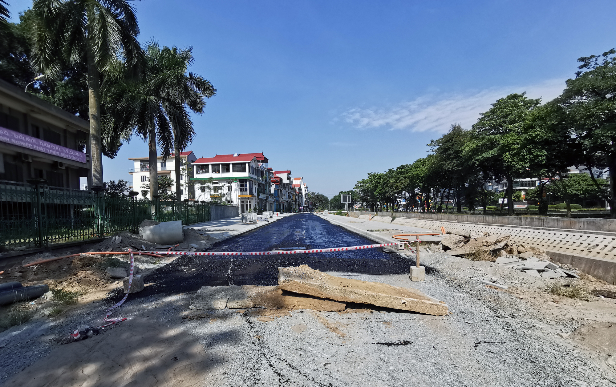 Toàn cảnh tuyến đường gom và kè sông đào Nguyên Khê trị giá 750 tỷ đồng đang mở ở Đông Anh, Hà Nội - Ảnh 9. Toàn cảnh tuyến đường gom và kè sông đào Nguyên Khê trị giá 750 tỷ đồng đang mở ở Đông Anh, Hà Nội - Ảnh 9.