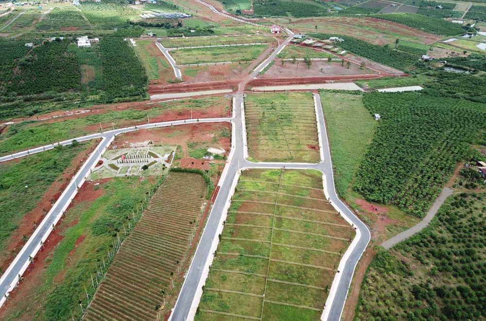 'Hiến đất làm đường' biến tướng tại nhiều địa phương, nhà đầu tư cần cẩn trọng - Ảnh 1. 'Hiến đất làm đường' biến tướng tại nhiều địa phương, nhà đầu tư cần cẩn trọng - Ảnh 1.