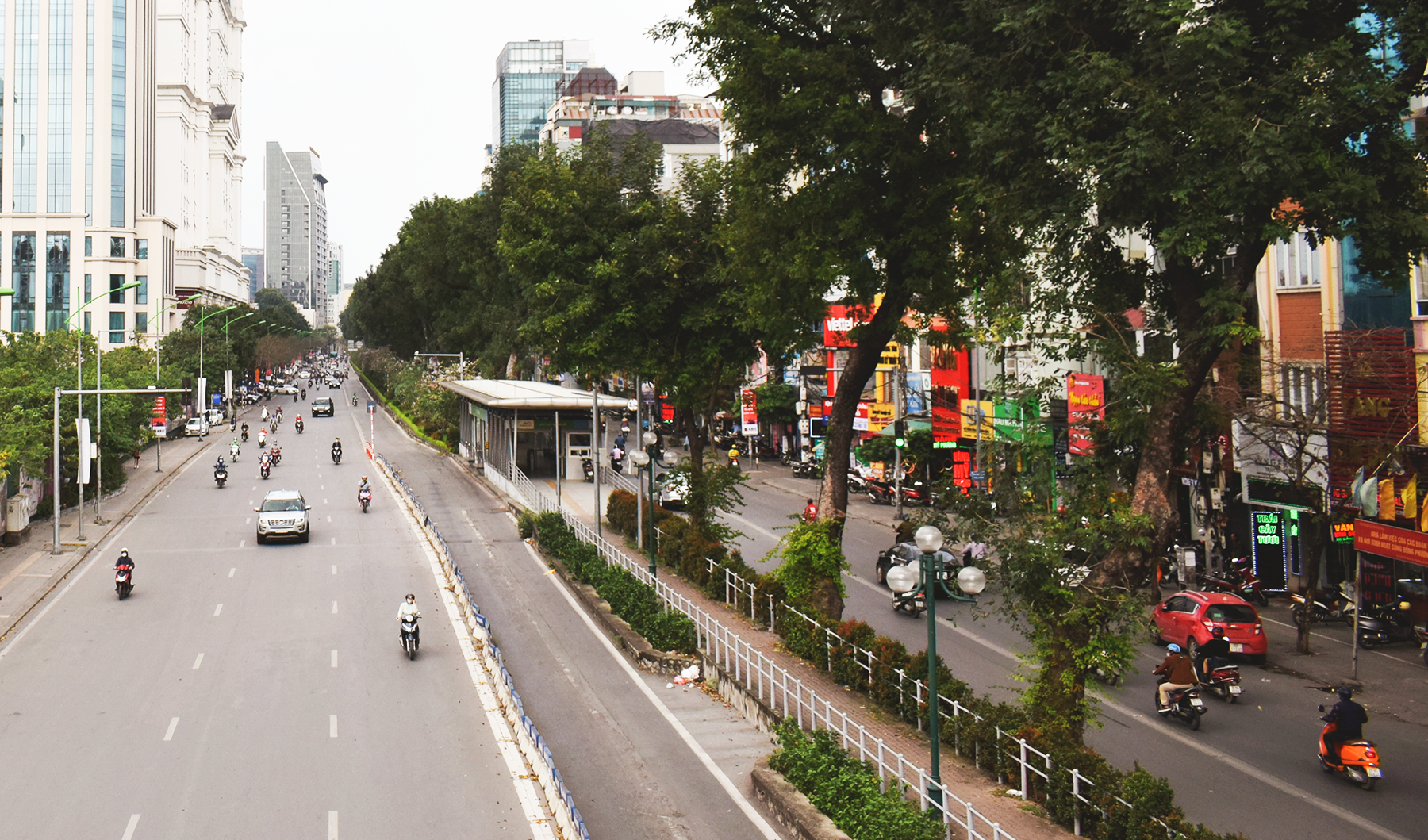 Hà Nội tiếp tục duy trì xe buýt nhanh BRT Yên Nghĩa - Kim Mã, dự kiến xây dựng thêm 14 làn ưu tiên - Ảnh 2. Hà Nội tiếp tục duy trì xe buýt nhanh BRT Yên Nghĩa - Kim Mã, dự kiến xây dựng thêm 14 làn ưu tiên - Ảnh 2.