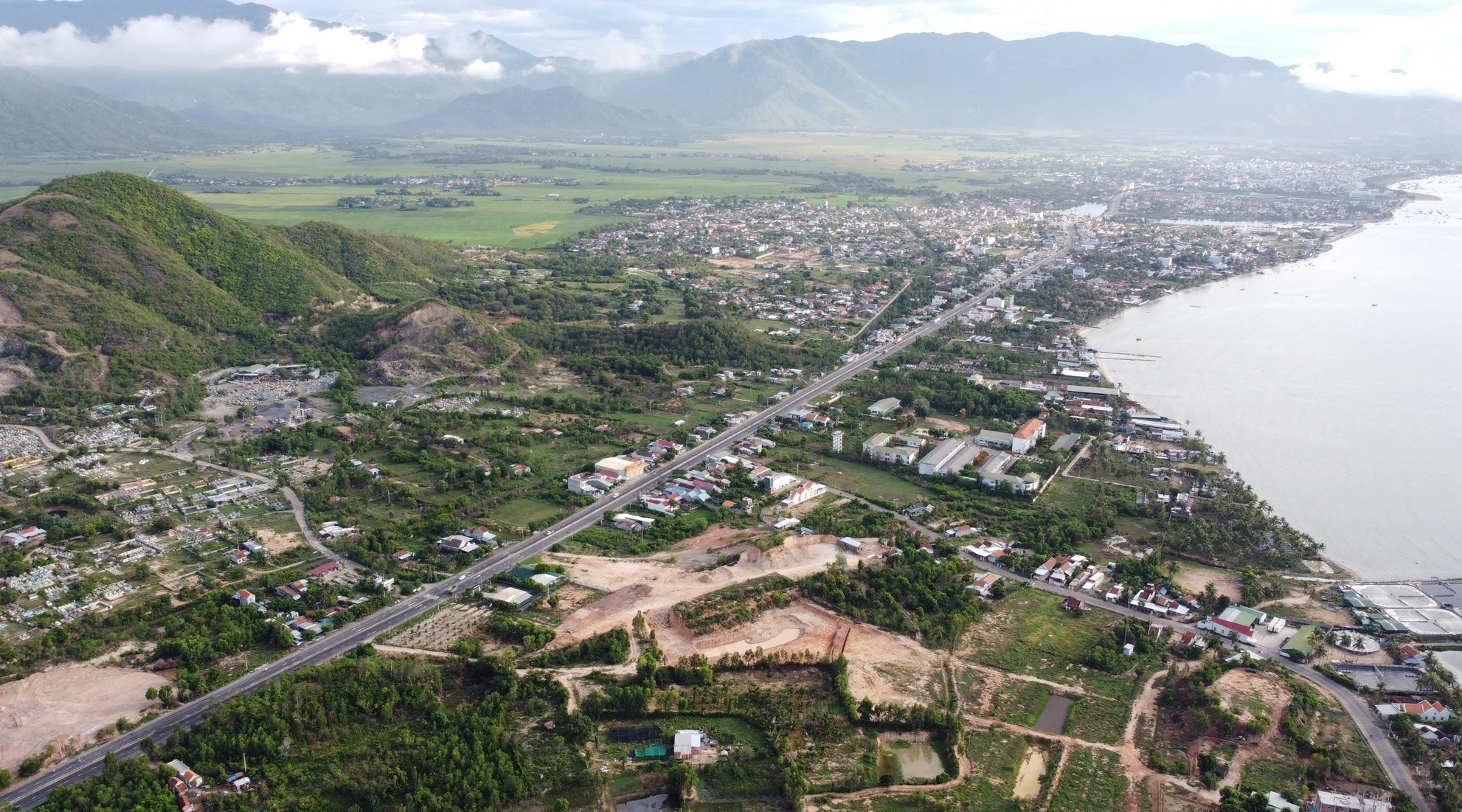 Tập đoàn Đèo Cả đề xuất hướng đầu tư cao tốc Vân Phong - Nha Trang - Ảnh 1. Tập đoàn Đèo Cả đề xuất hướng đầu tư cao tốc Vân Phong - Nha Trang - Ảnh 1.