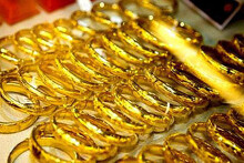 So sánh giá vàng hôm nay 8/11: Giá vàng SJC tiếp tục đà tăng tại các hệ thống cửa hàng kinh doanh