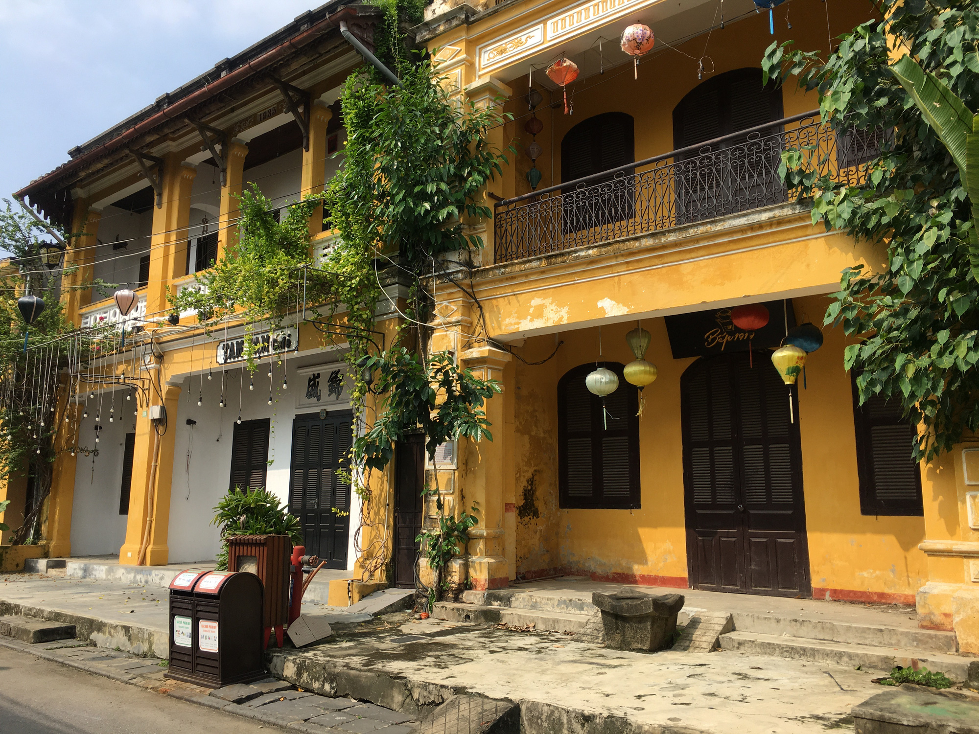 Hàng trăm mặt bằng ở phố cổ Hội An vẫn đóng cửa, bàn ghế bụi phủ dày dù khách du lịch đã đến trở lại - Ảnh 8. Hàng trăm mặt bằng ở phố cổ Hội An vẫn đóng cửa, bàn ghế bụi phủ dày dù khách du lịch đã đến trở lại - Ảnh 8.