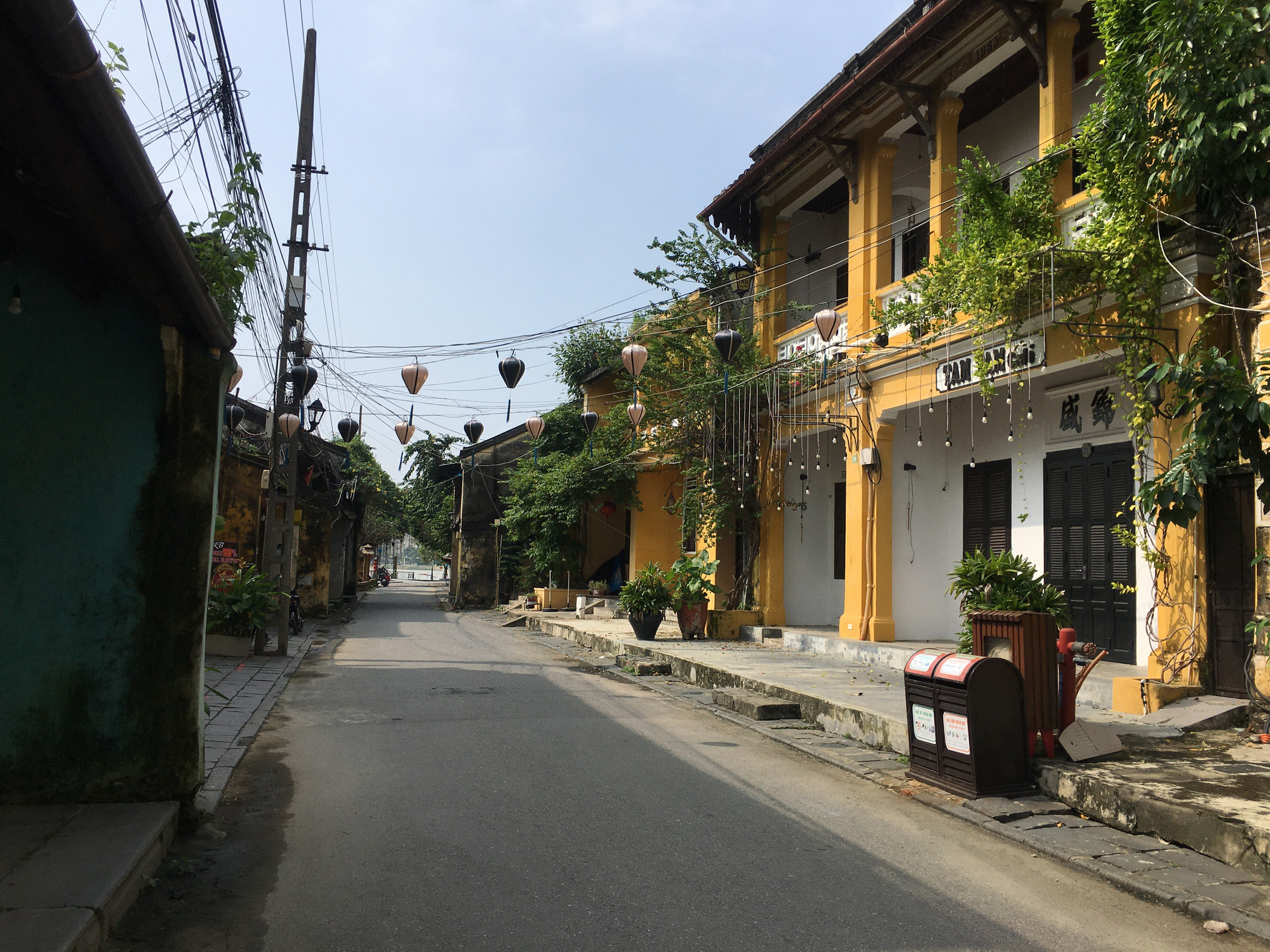 Hàng trăm mặt bằng ở phố cổ Hội An vẫn đóng cửa, bàn ghế bụi phủ dày dù khách du lịch đã đến trở lại - Ảnh 12. Hàng trăm mặt bằng ở phố cổ Hội An vẫn đóng cửa, bàn ghế bụi phủ dày dù khách du lịch đã đến trở lại - Ảnh 12.
