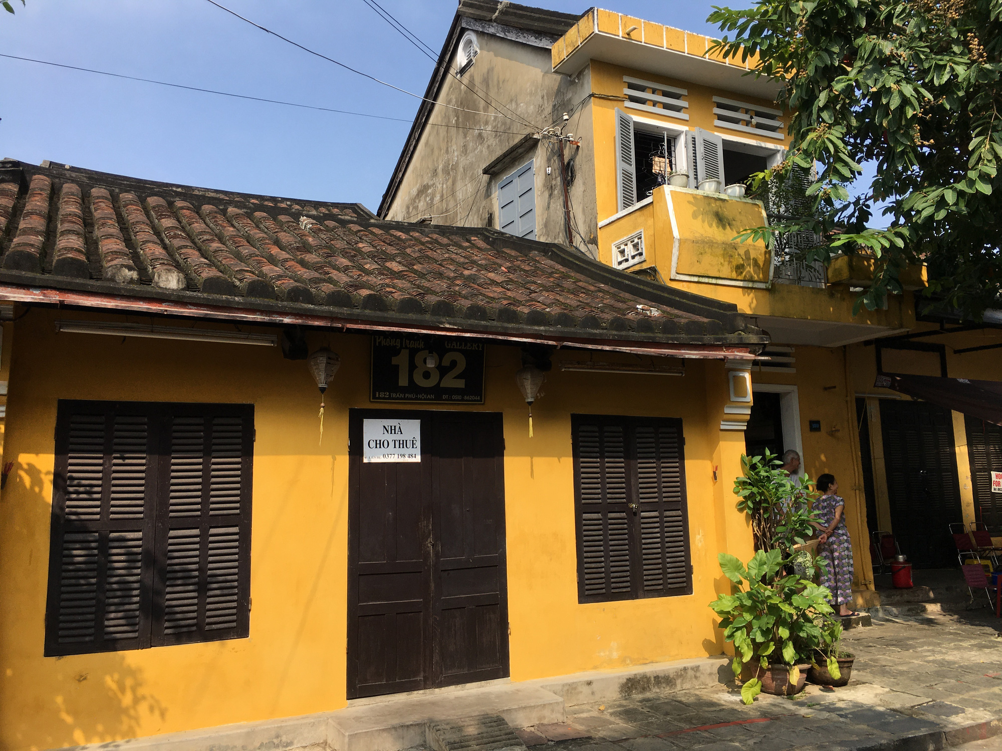 Hàng trăm mặt bằng ở phố cổ Hội An vẫn đóng cửa, bàn ghế bụi phủ dày dù khách du lịch đã đến trở lại - Ảnh 5. Hàng trăm mặt bằng ở phố cổ Hội An vẫn đóng cửa, bàn ghế bụi phủ dày dù khách du lịch đã đến trở lại - Ảnh 5.