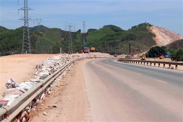 Thừa Thiên-Huế: Kiểm tra tiến độ thi công cao tốc Cam Lộ-La Sơn - Ảnh 1. Thừa Thiên-Huế: Kiểm tra tiến độ thi công cao tốc Cam Lộ-La Sơn - Ảnh 1.