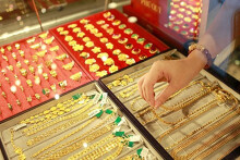 So sánh giá vàng hôm nay 15/12: Vàng trong nước đồng loạt đảo chiều giảm