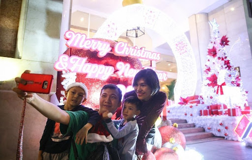 9 địa điểm chụp ảnh noel ở TPHCM thu hút giới trẻ nhất - Ảnh 2.