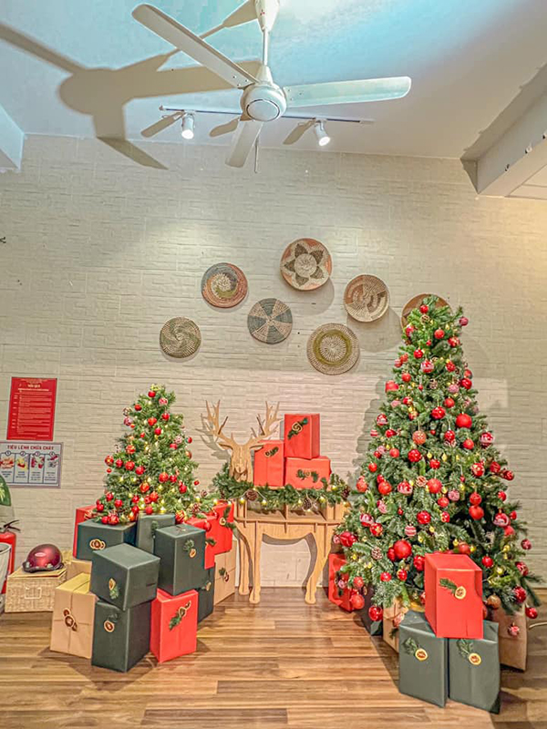 Những quán cà phê trang trí Noel đẹp ở Sài Gòn dành cho dân nghiện “check in” - Ảnh 23. Những quán cà phê trang trí Noel đẹp ở Sài Gòn dành cho dân nghiện “check in” - Ảnh 23.
