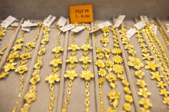 So sánh giá vàng hôm nay 18/12: Vàng 24K và 18K đảo chiều giảm phiên trưa cuối tuần