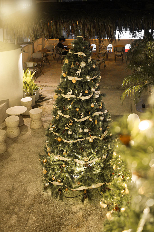 Những quán cà phê trang trí Noel đẹp ở Sài Gòn dành cho dân nghiện “check in” - Ảnh 11. Những quán cà phê trang trí Noel đẹp ở Sài Gòn dành cho dân nghiện “check in” - Ảnh 11.