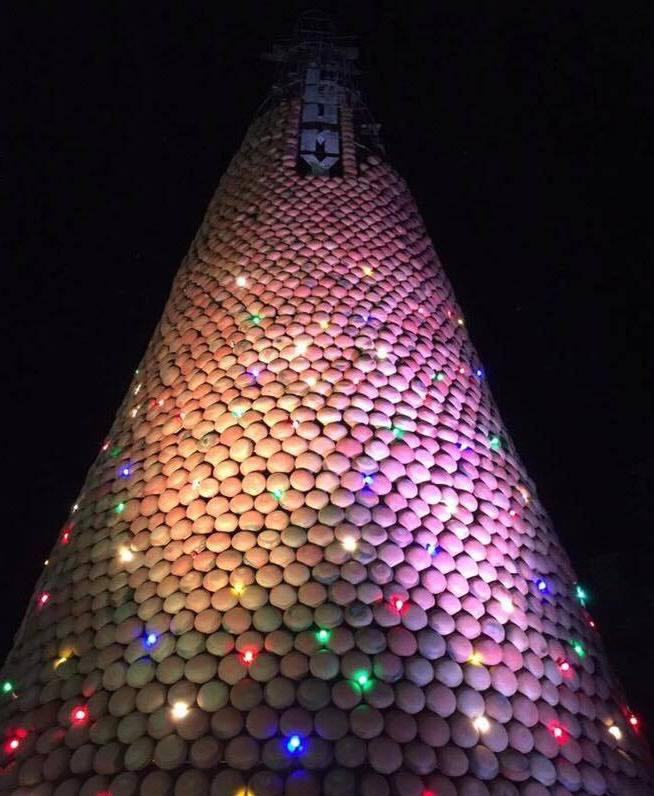 Dịp lễ 2021, cùng ngắm nhìn lại 5 cây thông lớn nhất Việt Nam qua các mùa Noel - Ảnh 9. Dịp lễ 2021, cùng ngắm nhìn lại 5 cây thông lớn nhất Việt Nam qua các mùa Noel - Ảnh 9.