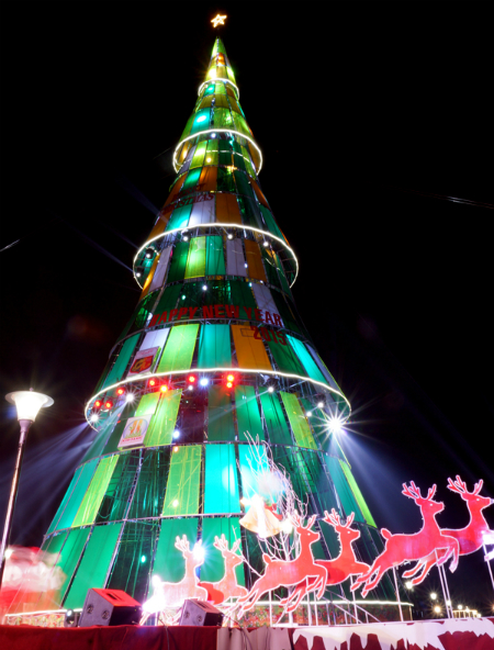 Dịp lễ 2021, cùng ngắm nhìn lại 5 cây thông lớn nhất Việt Nam qua các mùa Noel - Ảnh 10. Dịp lễ 2021, cùng ngắm nhìn lại 5 cây thông lớn nhất Việt Nam qua các mùa Noel - Ảnh 10.