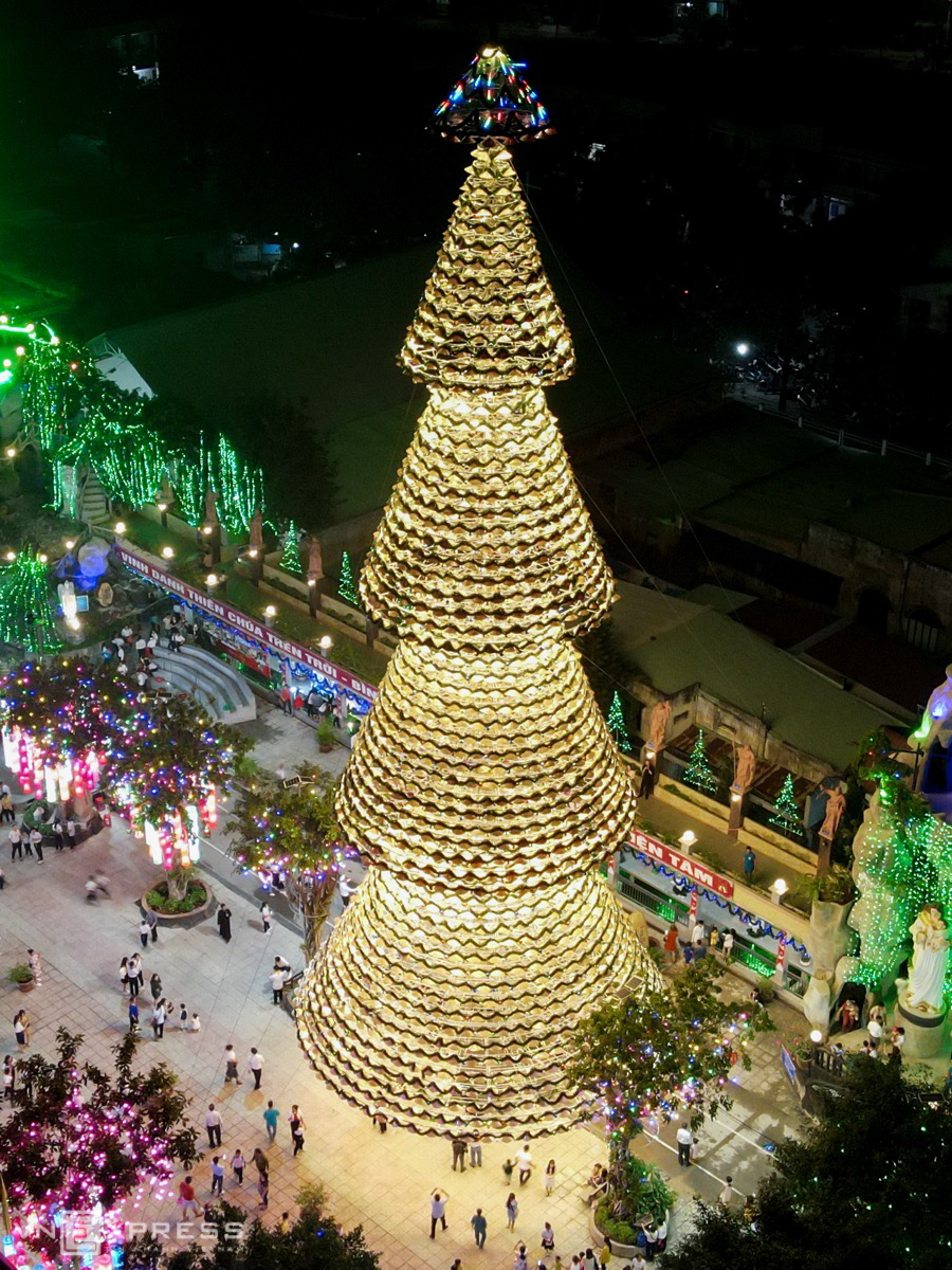 Dịp lễ 2021, cùng ngắm nhìn lại 5 cây thông lớn nhất Việt Nam qua các mùa Noel - Ảnh 2. Dịp lễ 2021, cùng ngắm nhìn lại 5 cây thông lớn nhất Việt Nam qua các mùa Noel - Ảnh 2.