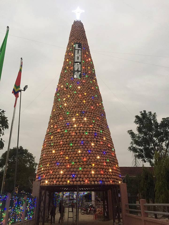Dịp lễ 2021, cùng ngắm nhìn lại 5 cây thông lớn nhất Việt Nam qua các mùa Noel - Ảnh 8. Dịp lễ 2021, cùng ngắm nhìn lại 5 cây thông lớn nhất Việt Nam qua các mùa Noel - Ảnh 8.