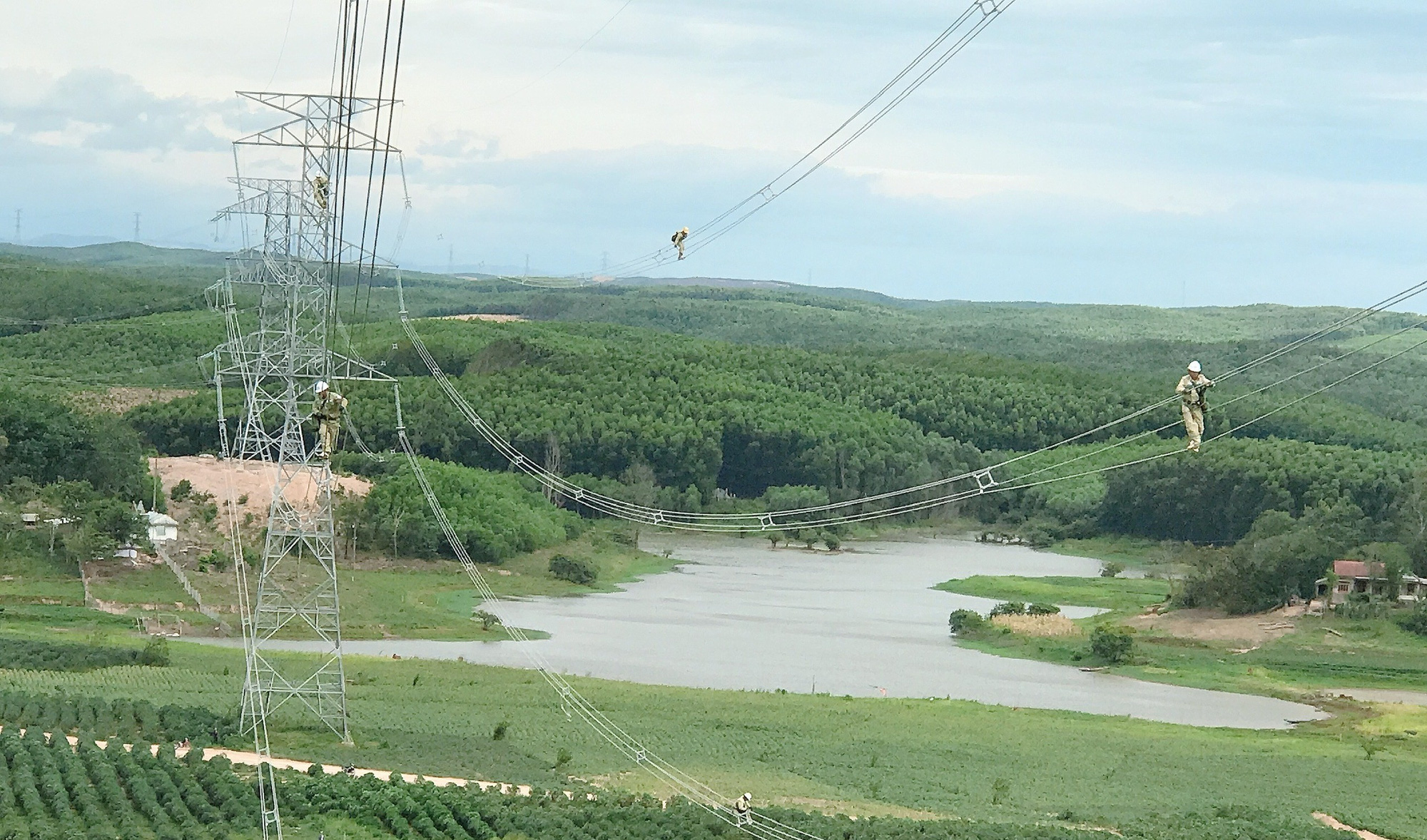 Chuẩn bị đấu nối đường dây 500kV trục Vũng Áng – Quảng Trạch - Dốc Sỏi - Pleiku 2 vào lưới điện quốc gia - Ảnh 1. Chuẩn bị đấu nối đường dây 500kV trục Vũng Áng – Quảng Trạch - Dốc Sỏi - Pleiku 2 vào lưới điện quốc gia - Ảnh 1.
