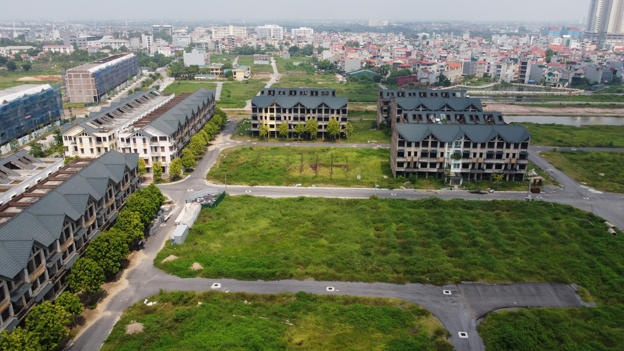 Doanh nghiệp đua nhau 'ôm' đất rồi bỏ hoang - Ảnh 8. Doanh nghiệp đua nhau 'ôm' đất rồi bỏ hoang - Ảnh 8.