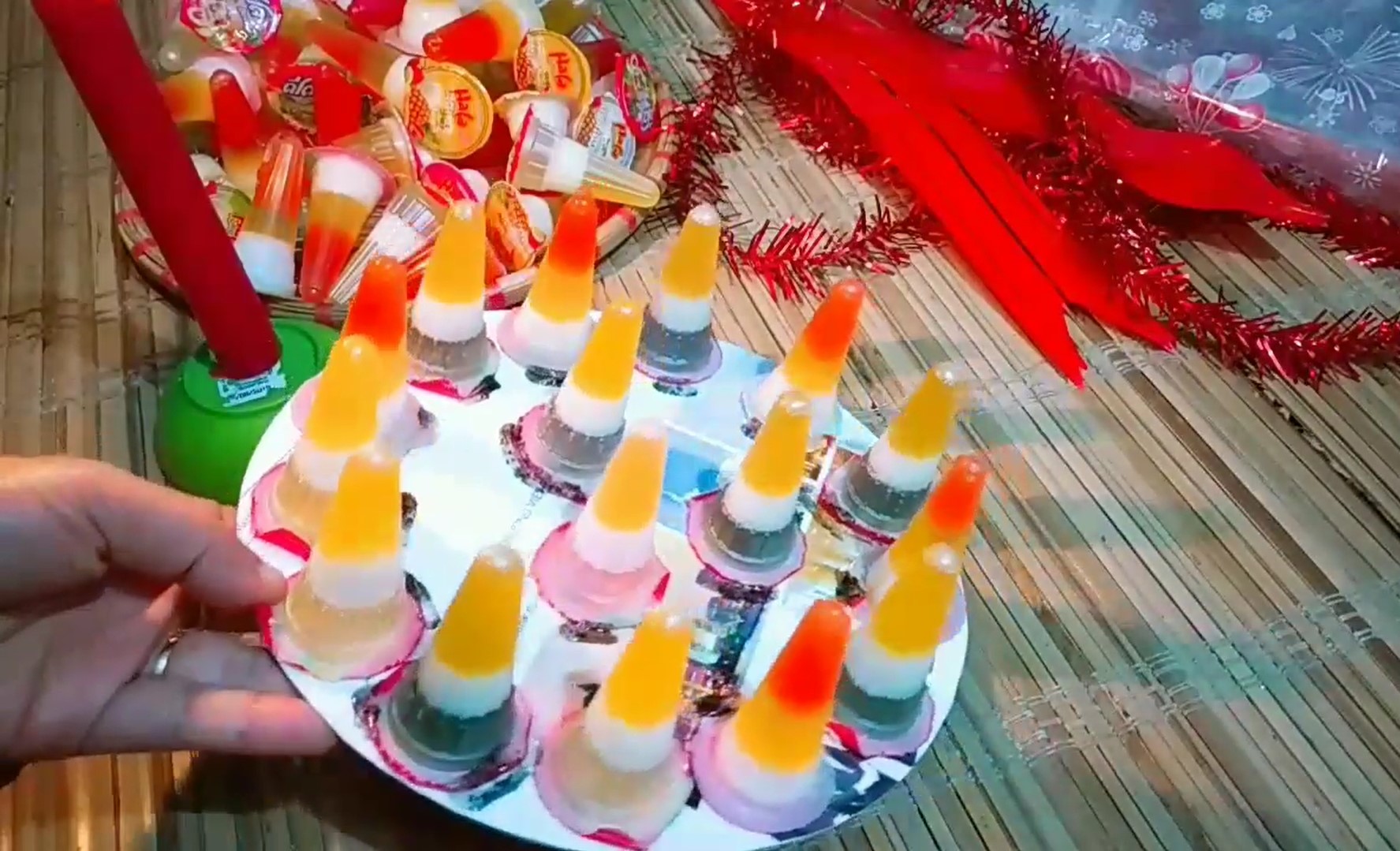 Tham khảo cách làm tháp rau câu chưng Tết mới lạ, độc đáo - Ảnh 1. Tham khảo cách làm tháp rau câu chưng Tết mới lạ, độc đáo - Ảnh 1.