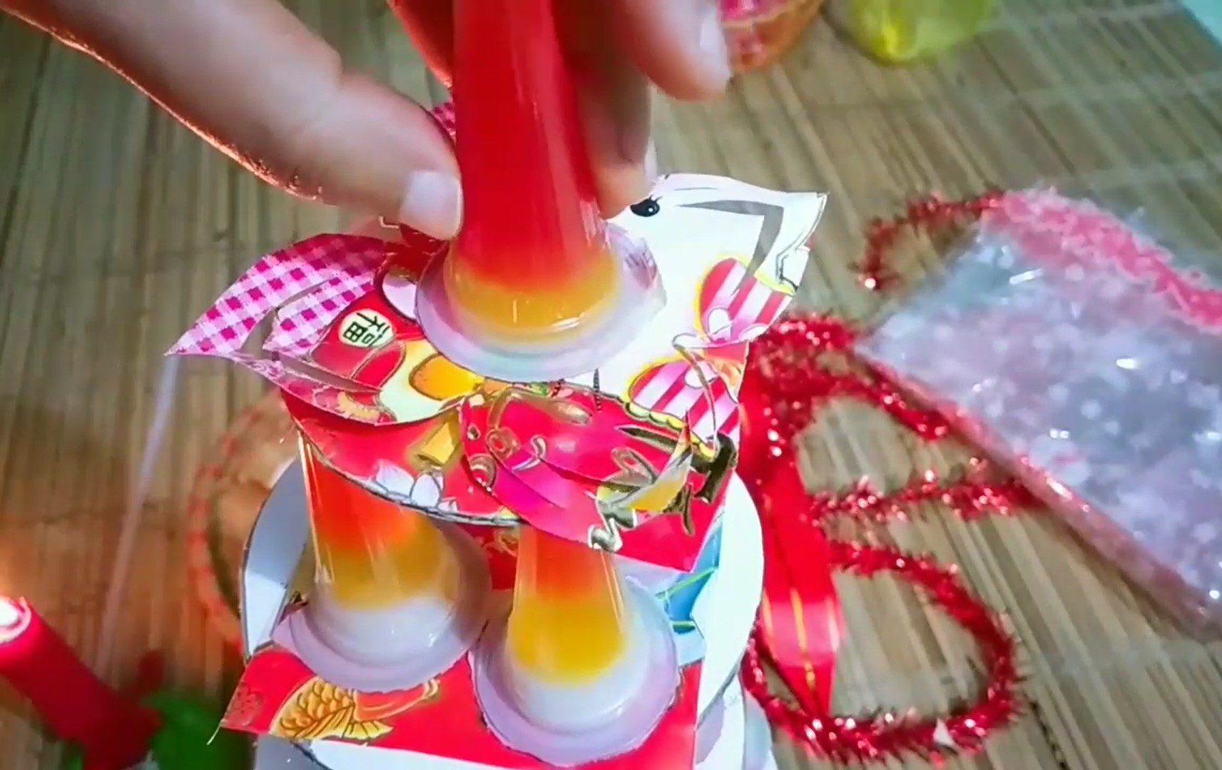 Tham khảo cách làm tháp rau câu chưng Tết mới lạ, độc đáo - Ảnh 2. Tham khảo cách làm tháp rau câu chưng Tết mới lạ, độc đáo - Ảnh 2.