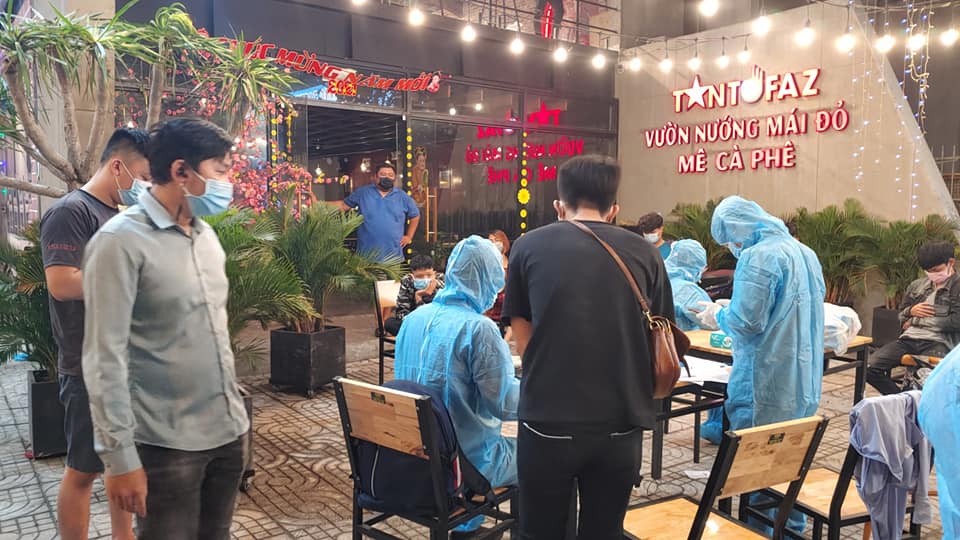 TP HCM khẩn cấp truy tìm những người đã tới quán Vườn nướng Mái đỏ, nhà sách Bạch Đằng - Ảnh 1. TP HCM khẩn cấp truy tìm những người đã tới quán Vườn nướng Mái đỏ, nhà sách Bạch Đằng - Ảnh 1.