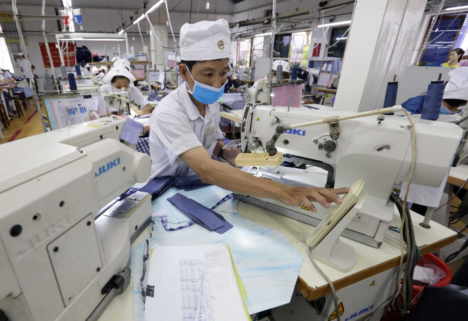 Doanh nghiệp Việt kỳ vọng phục hồi năm 2021 - Bài 1: Thích ứng với dịch Covid-19 - Ảnh 1. Doanh nghiệp Việt kỳ vọng phục hồi năm 2021 - Bài 1: Thích ứng với dịch Covid-19 - Ảnh 1.