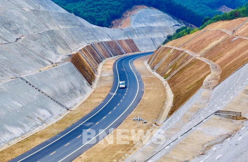Sắp đưa vào khai thác 66 km cao tốc La Sơn – Tuý Loan - Ảnh 2. Sắp đưa vào khai thác 66 km cao tốc La Sơn – Tuý Loan - Ảnh 2.