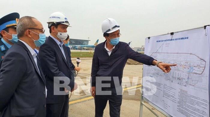 Đẩy nhanh tiến độ Dự án sửa đường băng, đường lăn sân bay Nội Bài - Ảnh 1. Đẩy nhanh tiến độ Dự án sửa đường băng, đường lăn sân bay Nội Bài - Ảnh 1.