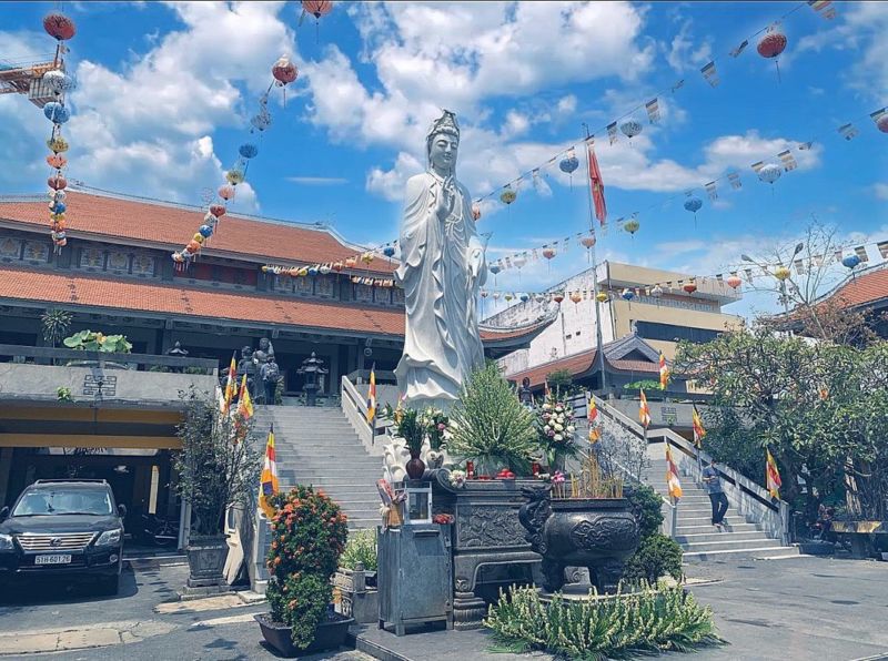 Đi chùa ngày vía Thần Tài: Gợi ý 5 địa điểm tâm linh nổi tiếng tại TP HCM  - Ảnh 3.