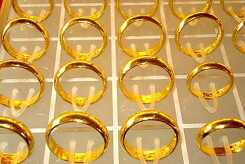 So sánh giá vàng hôm nay 19/2: Vàng SJC trước ngày Thần Tài đắt hơn vàng thế giới gần 7,3 triệu đồng/lượng
