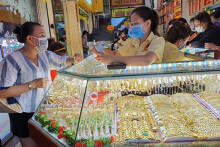 So sánh giá vàng ngày vía Thần Tài (21/2): Vàng SJC bất ngờ lao dốc, có nơi giảm 350.000 đồng/lượng