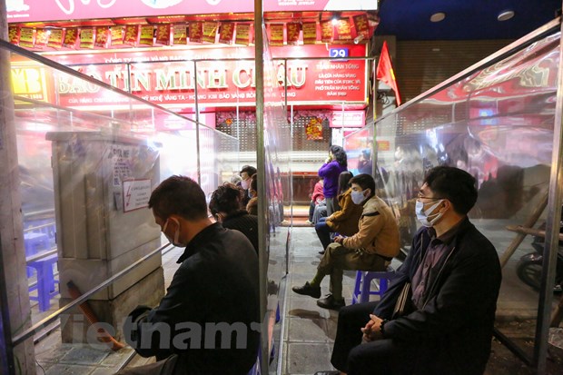 'Phố vàng' ở Thủ đô kém sắc hơn mọi năm trong ngày vía Thần Tài 2021 - Ảnh 23. 'Phố vàng' ở Thủ đô kém sắc hơn mọi năm trong ngày vía Thần Tài 2021 - Ảnh 23.