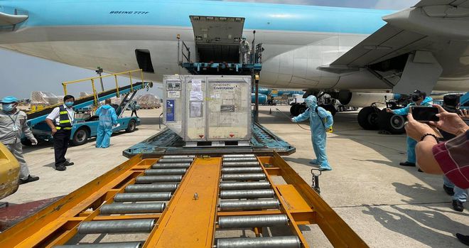 Hình ảnh lô vắc xin COVID-19 đầu tiên về Việt Nam - Ảnh 3.