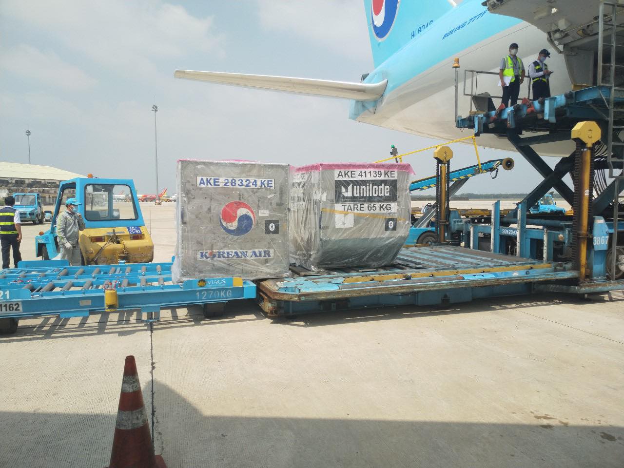 Hình ảnh lô vắc xin COVID-19 đầu tiên về Việt Nam - Ảnh 4.