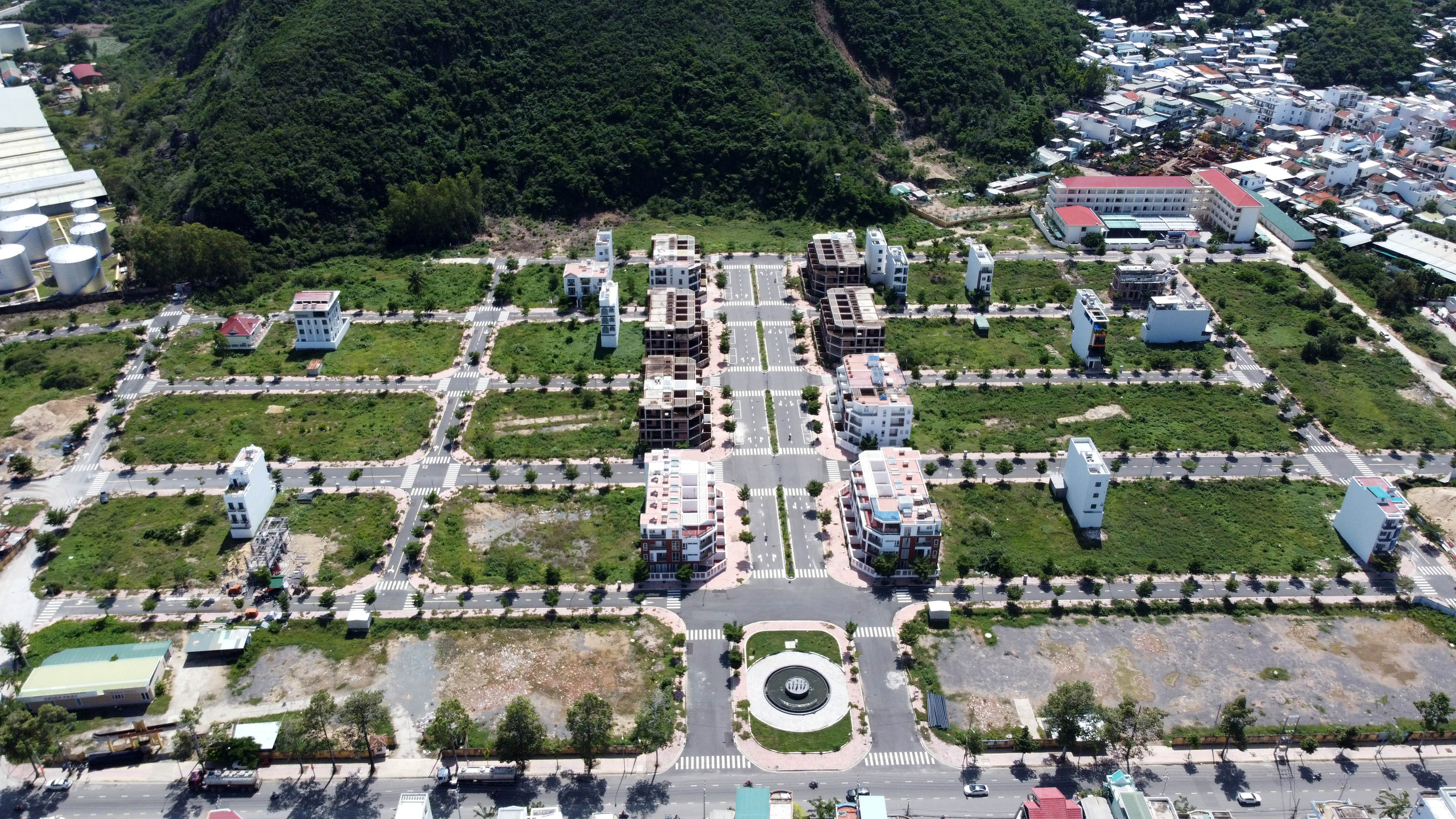 Nha Trang còn khoảng 11 ha đất sạch phát triển NƠXH nhưng nhà đầu tư chậm triển khai - Ảnh 2. Nha Trang còn khoảng 11 ha đất sạch phát triển NƠXH nhưng nhà đầu tư chậm triển khai - Ảnh 2.