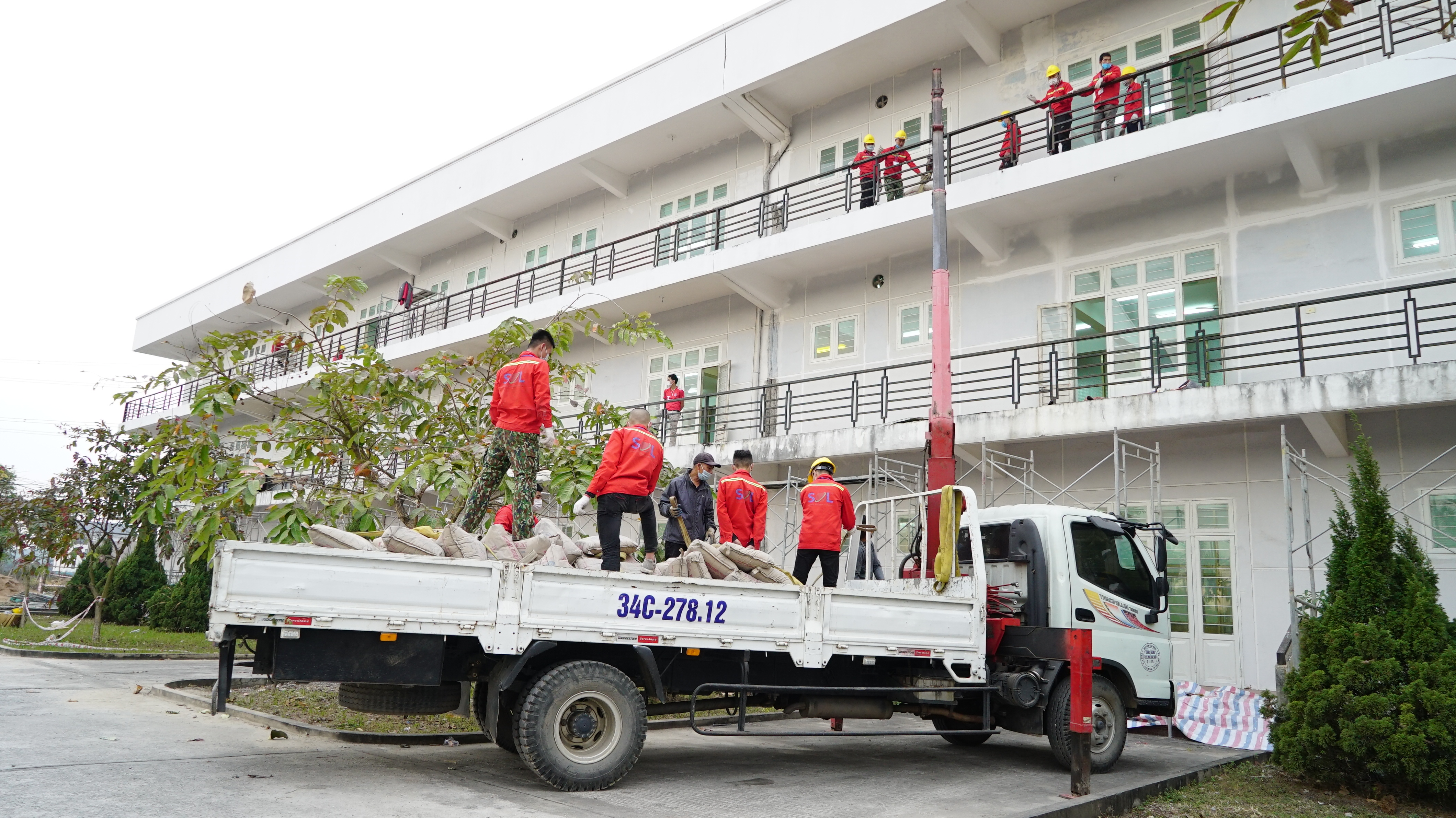 Cận cảnh thi công bệnh viện dã chiến số ba tại Hải Dương - Ảnh 6. Cận cảnh thi công bệnh viện dã chiến số ba tại Hải Dương - Ảnh 6.