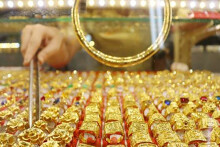 So sánh giá vàng hôm nay 4/2: Vàng giảm 200.000 đồng/lượng, quay về mốc 56 triệu đồng/lượng