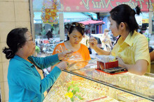 So sánh giá vàng hôm nay 8/2: Vàng miếng SJC giữ đà tăng, đạt ngưỡng 57 triệu đồng/lượng