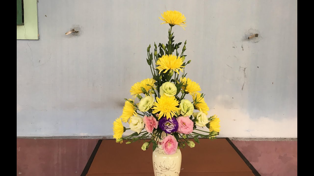Mách bạn 5 cách cắm hoa đẹp mắt trong ngày Tết trên bàn thờ - Ảnh 6. Mách bạn 5 cách cắm hoa đẹp mắt trong ngày Tết trên bàn thờ - Ảnh 6.