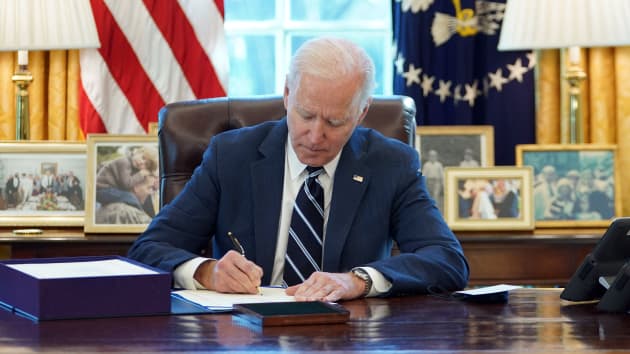 Ông Biden ban hành gói cứu trợ, dân Mỹ sắp nhận 1.400 USD tiền mặt - Ảnh 1.