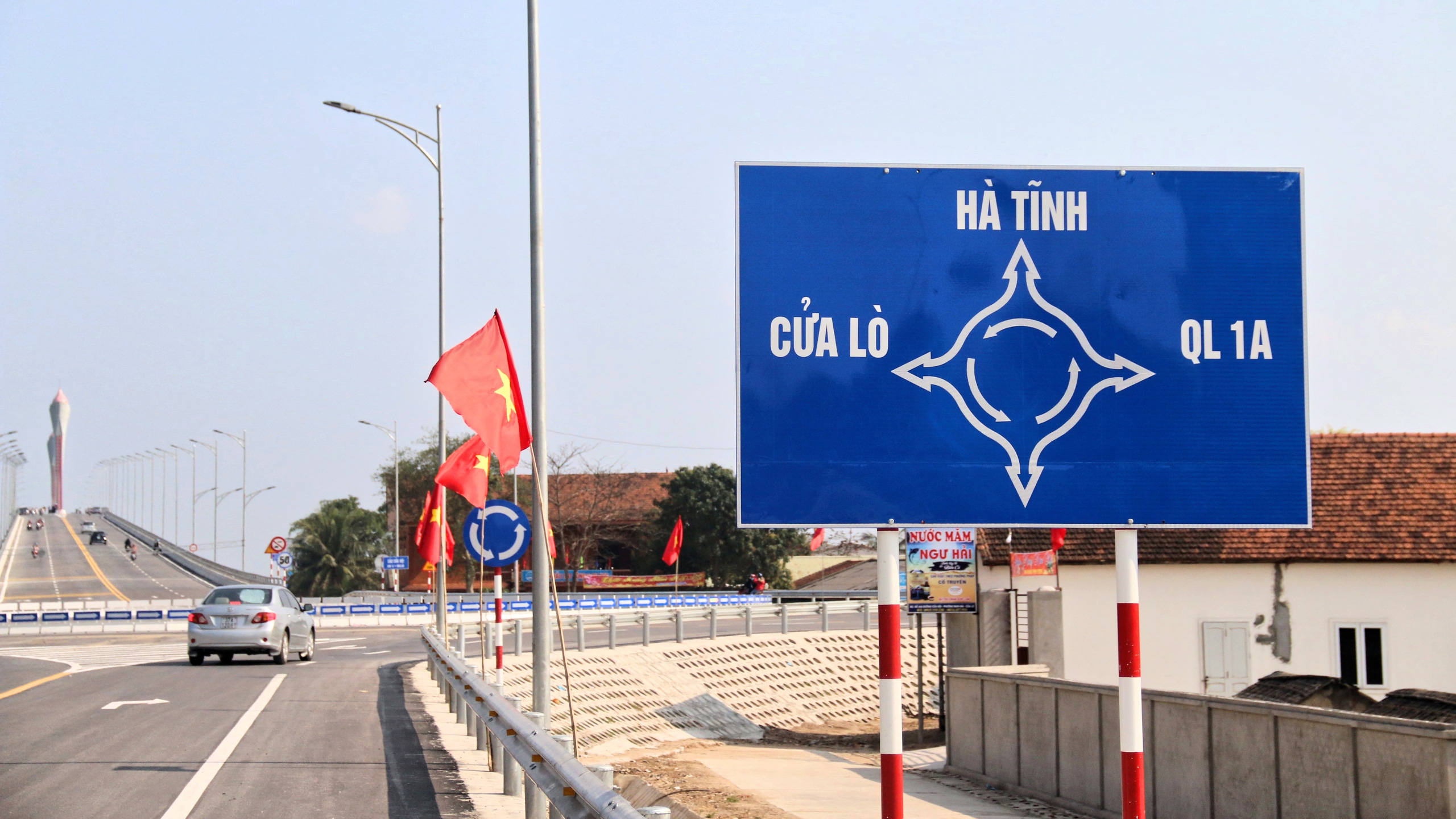 Người dân Nghệ An, Hà Tĩnh du xuân trên cầu gần nghìn tỷ vừa thông xe - Ảnh 1. Người dân Nghệ An, Hà Tĩnh du xuân trên cầu gần nghìn tỷ vừa thông xe - Ảnh 1.